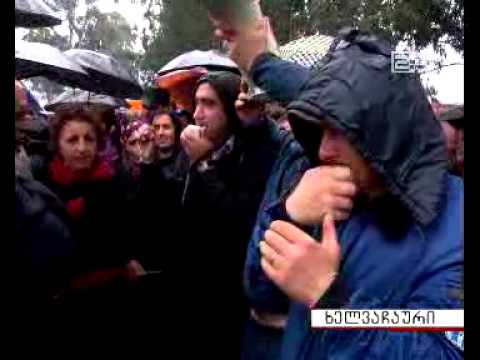 თვითნებურად ჩასახლებულებმა ხელვაჩაურში გზა გადაკეტეს