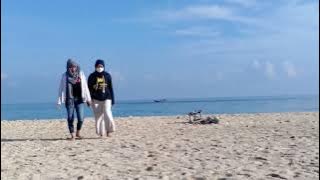 berjalan santai di pantai. // story wa