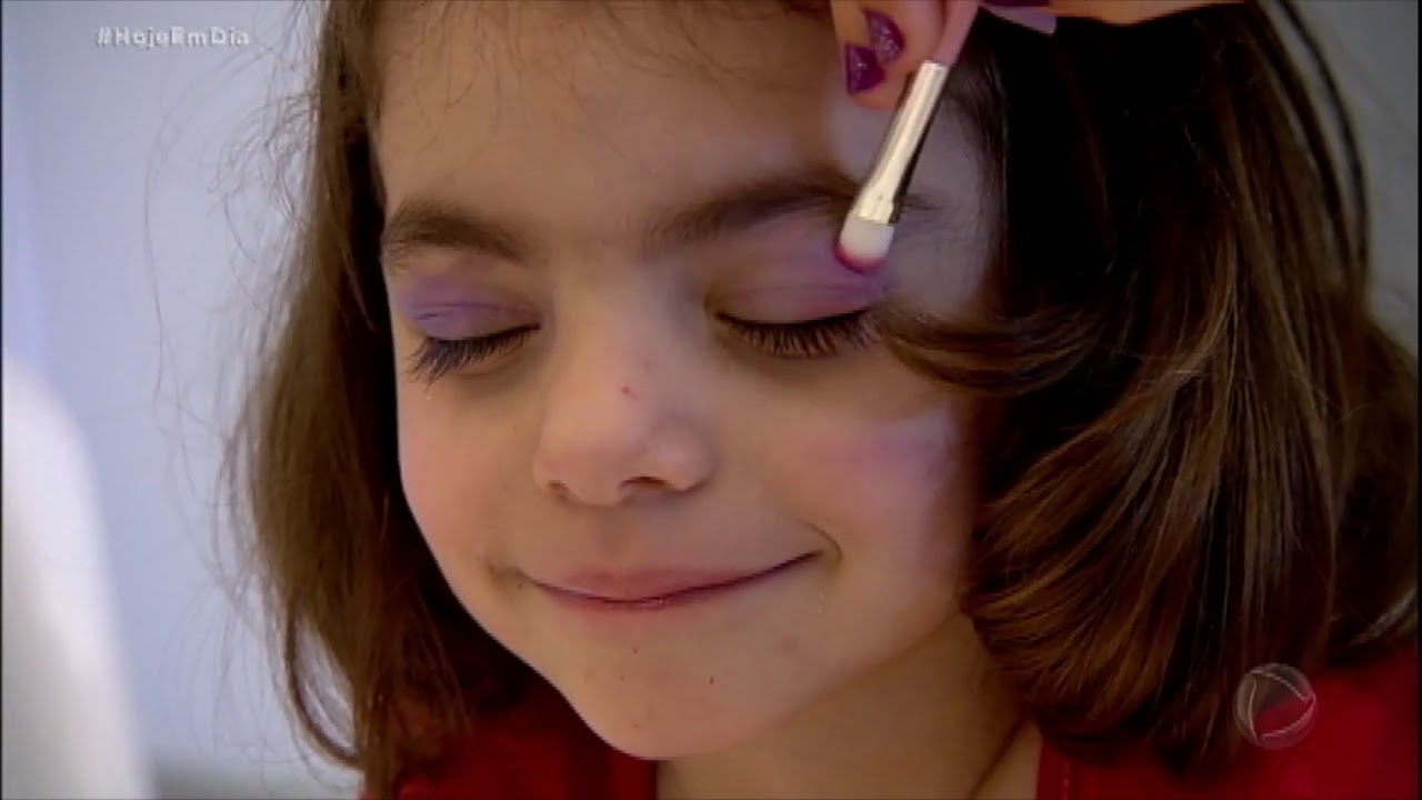 Maquiagem na infância pode causar problemas dermatológicos
