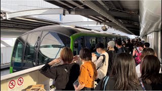 大混雑な流通センター駅に東京モノレール10000形10011編成が普通浜松町行きとして到着停車するシーン（2023.5.5.17:06）