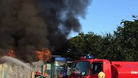 TP.HCM: Cháy xưởng nhựa giữa trưa, khu dân cư náo loạn