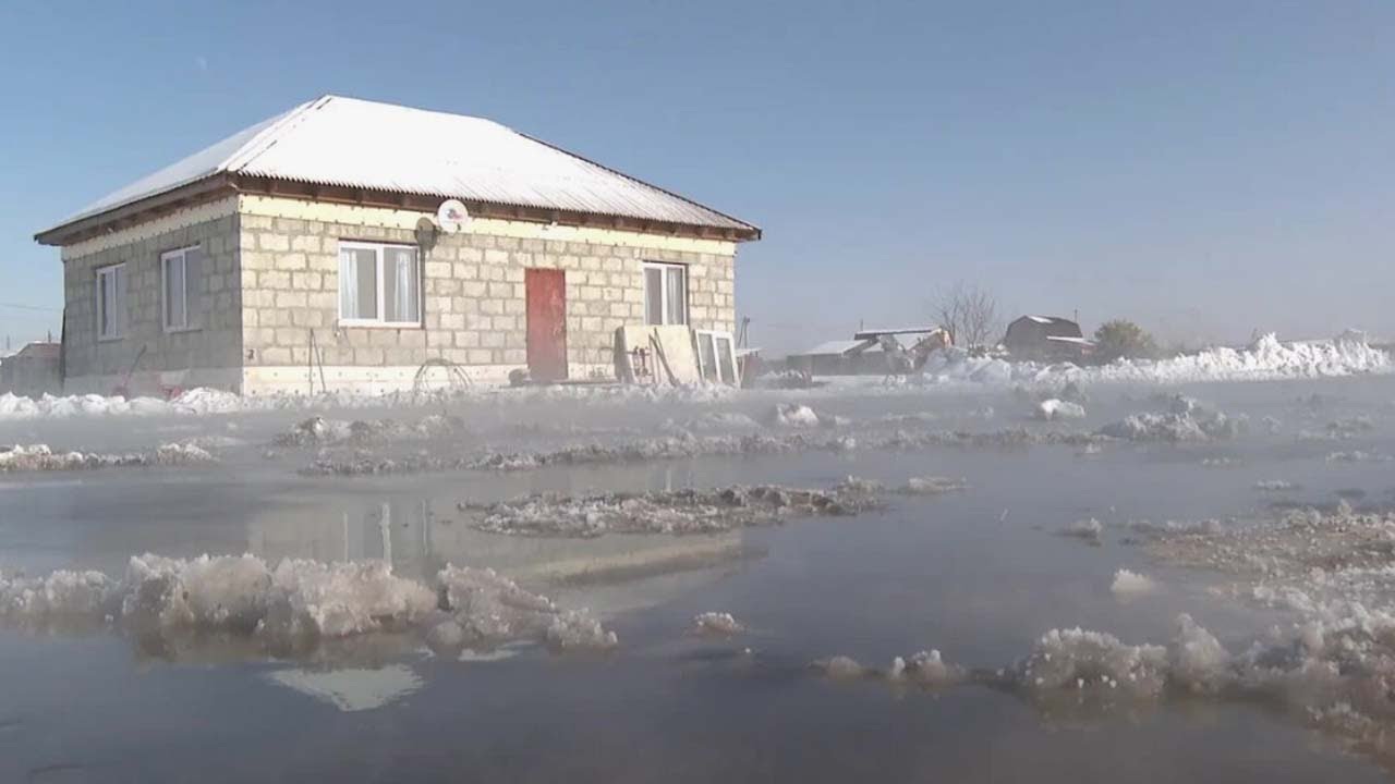 Стихийный разлив реки угрожает большими паводками. Вода вплотную подобралась к домам в Иркутске