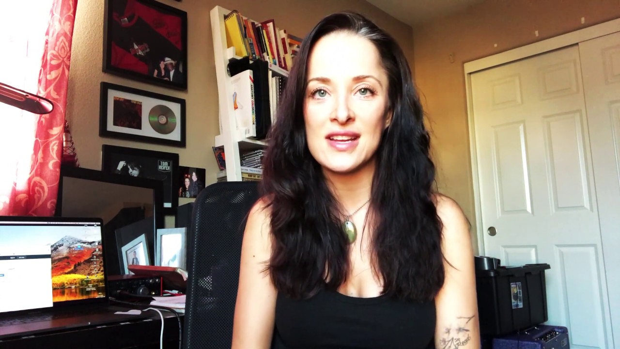 Diana Rein performs LIVE and gives her final review of the Harbinger MLS900