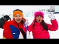 Selín y su hermano en una ciudad de hielo de Rusia. Juegos para niños en español