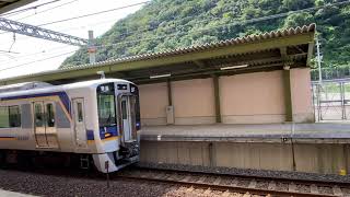 南海本線和歌山大学前駅を発車する8300系普通車なんば行き