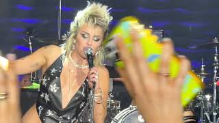 Miley Cyrus Sings “Heart Of Glass” in 2021! (Las Vegas Concert) Resimi