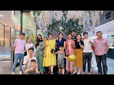 Video Mẹ Tính lần đầu đi ăn buffet, đi thang cuốn mà nhảy cò... - youtube