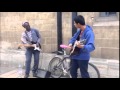 Tocando com um Artista de Rua. Cambridge, Inglaterra