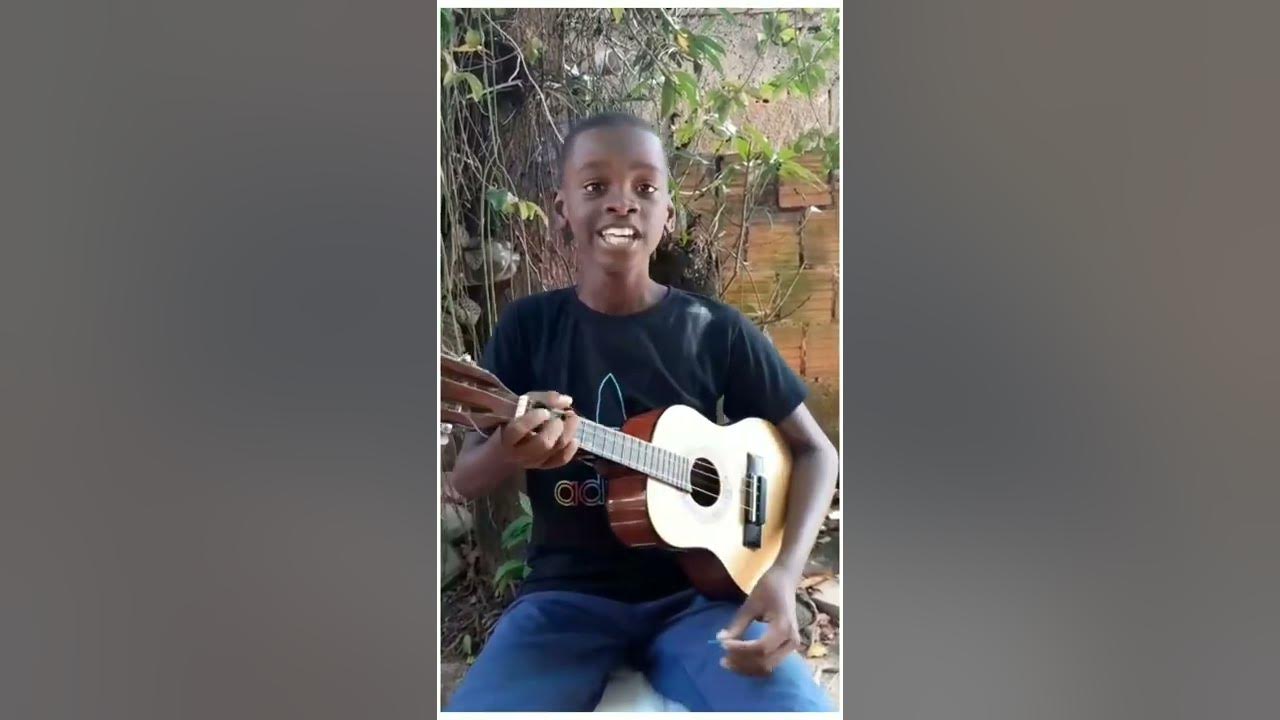 Miguel Vicente tocando caraca muleke do Thiaguinho no cavaquinho