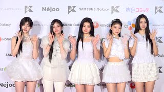 【KCON】ILLIT、純白ミニ丈ドレスでレカぺ登場　美スタイル際立つ”妖精”スタイルで魅了　『KCON JAPAN 2024』レッドカーペット