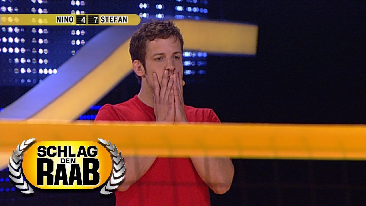 Aufschlag per Fuß Raab vs. Nino Spiel 12 Schlag den Raab 17 YouTube Aufschlag per Fuß Raab vs. Nino Spiel 12 Schlag den Raab 17 YouTube