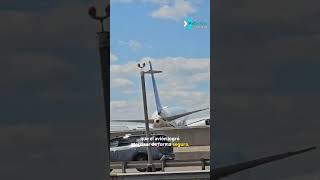 Avión de United Airlines golpea un poste y un camión durante el aterrizaje en Newark.