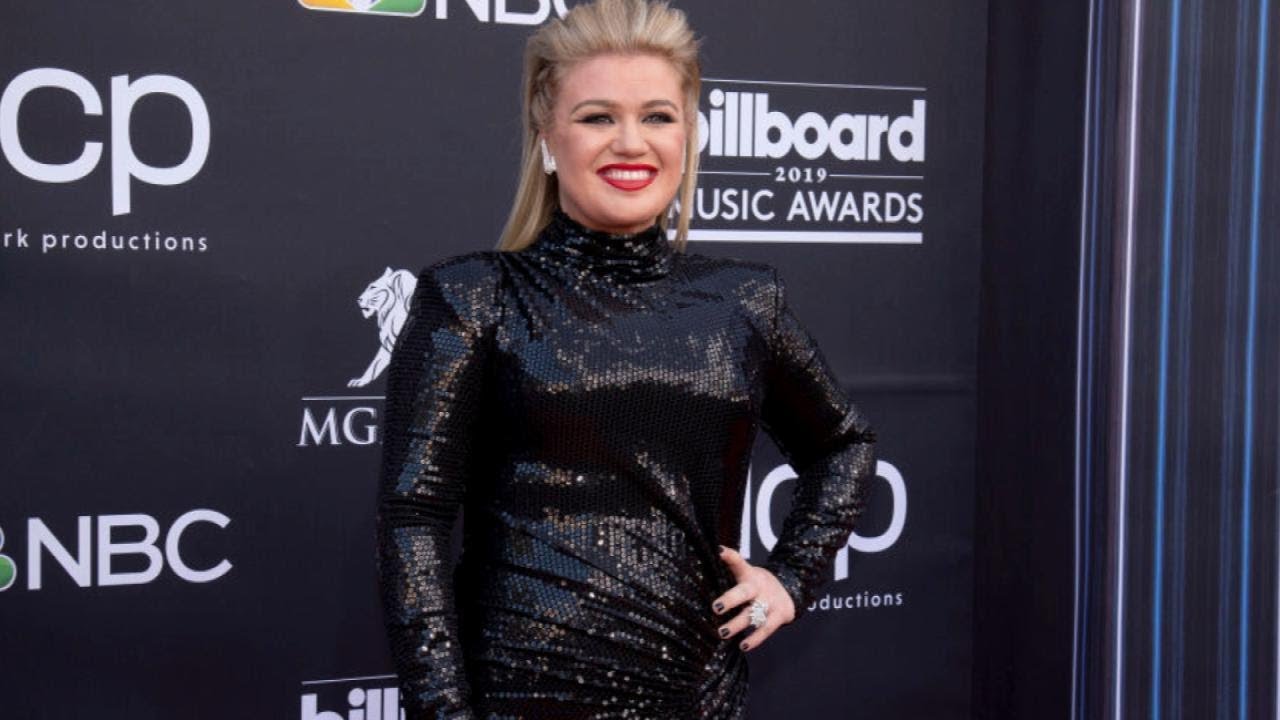 Hours after hosting the Billboards, Kelly Clarkson has her appendix removed