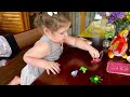 2-летняя дочь Эммануила Виторгана, Этель учится у мамы красить ногти