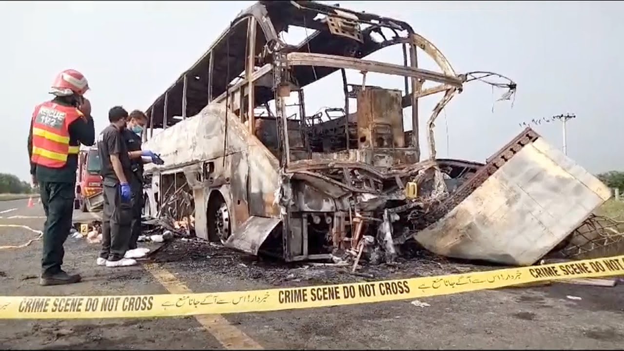 18 killed in bus fire in Pakistan - YouTube