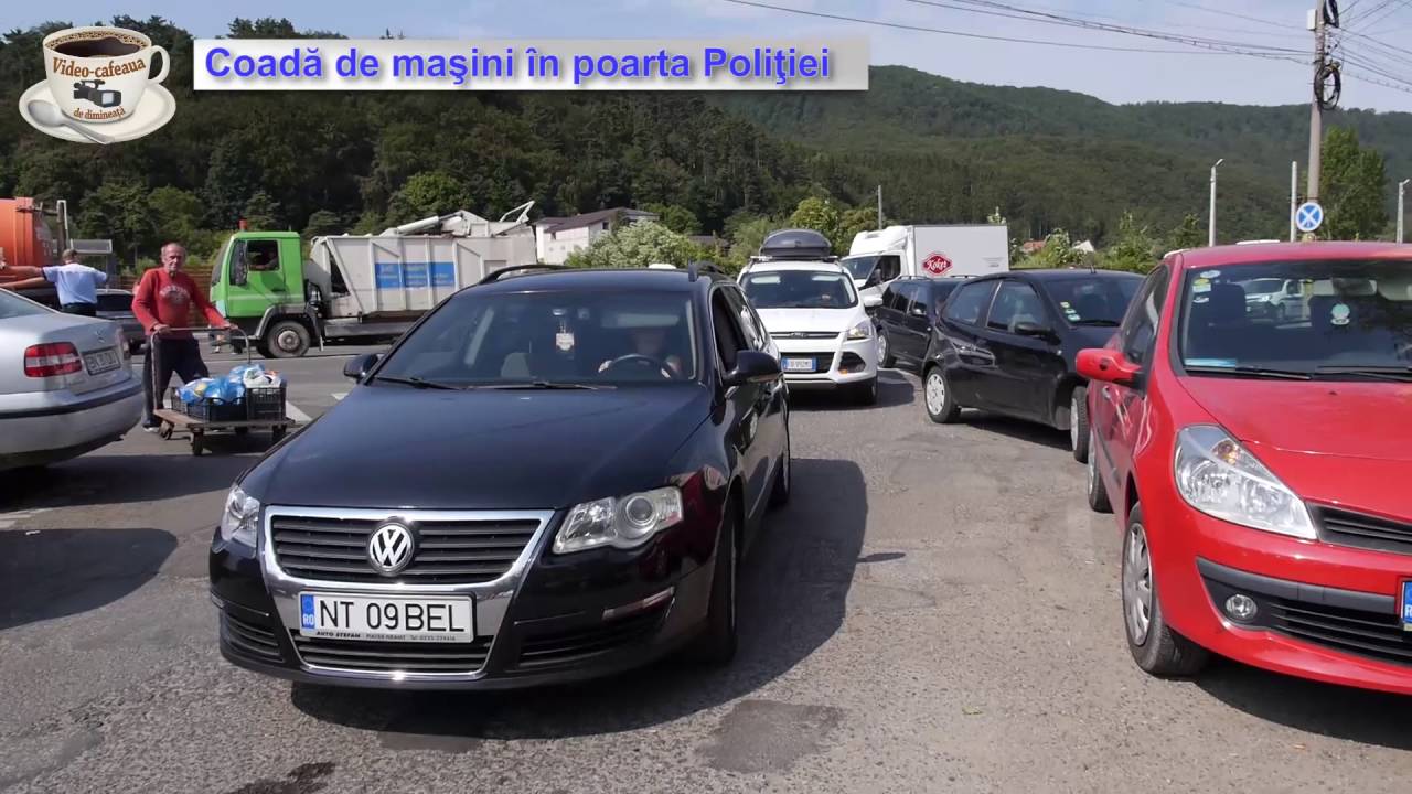 Coadă de mașini în poarta Poliției