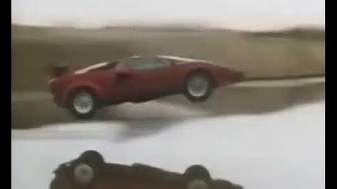 Lamborgnini Countach springt over water