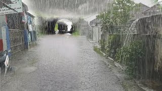 Heavy rain in my village walks cold, sleep faster because of the sound of heavy rain