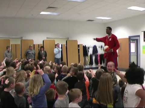 Ricky '7 Footer' Lopes visits Augusta Elementary