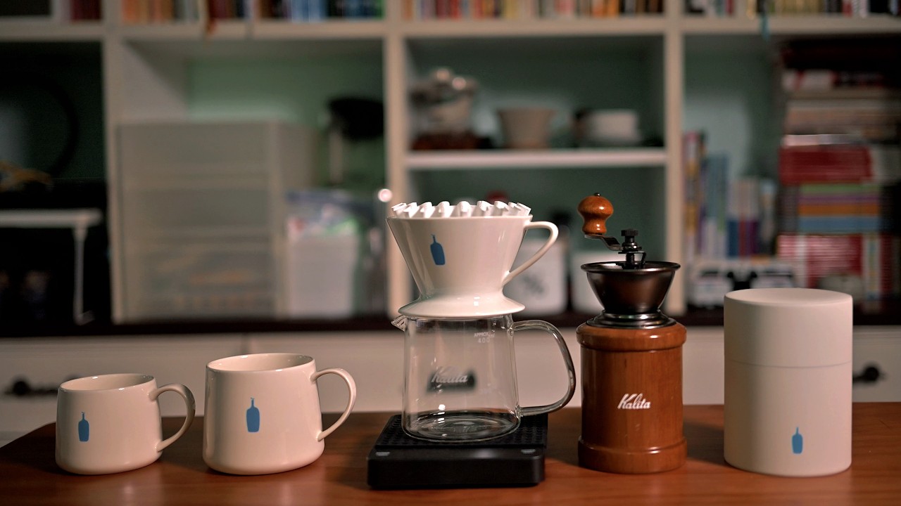 За своим столом я наслаждаюсь знакомым ароматом Blue Bottle Coffee из Киото.