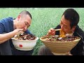 两兄弟大碗吃牛肉面，一口牛肉一口面，真是太过瘾了！【铁锅视频】