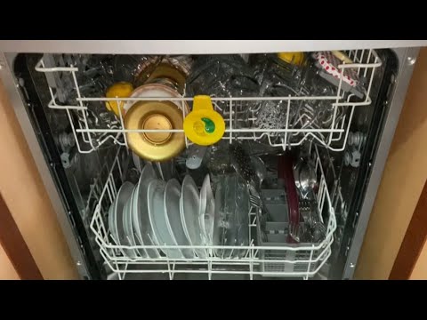 Qiz veb-kamerada oz yigitini tortib oladi.