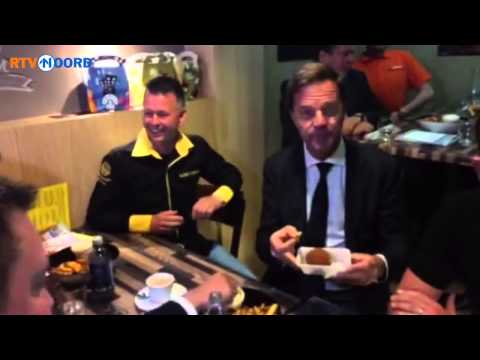 Mark Rutte eet patat en eierbal bij Friet van Piet - RTV Noord