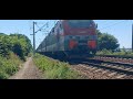 Система электровозов 2ЭС5К-153/152 "Ермак" с контейнерным поездом следует по Транссибу жарким днём.