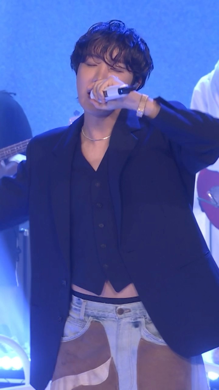 #BTS’ #jhope performs “Sweet Dreams” ft. #Miguel! ⛅️ #jhopeOnFallon #FallonTonight