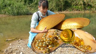 The girl uncovers a huge golden clam, a pile of pearls like the heart of the ocean