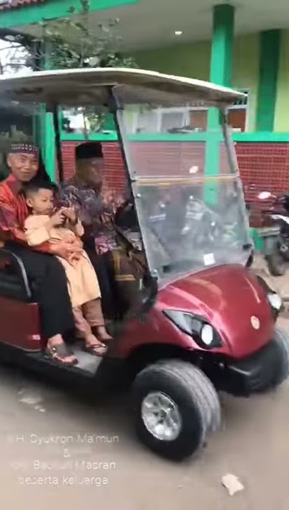 KH. Badrun Masran dengan keluarga di ajak keliling pesantren bersama Ayahanda KH. Syukron Ma'mun.