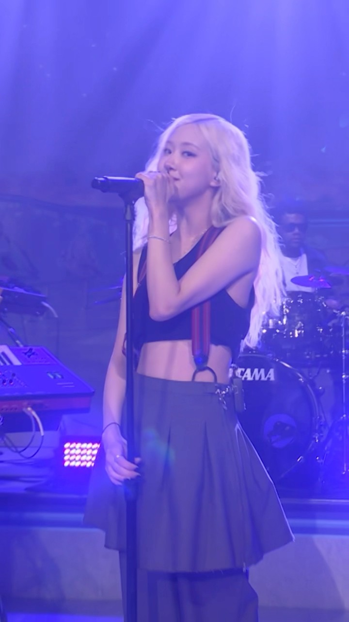 #ROSÉ shuts down Studio 6B with a performance of “toxic till the end” ? #FallonTonight