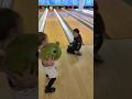 NOEMI GIOCA A BOWLING CON AURORA MA COSA COMBINANO? #shorts