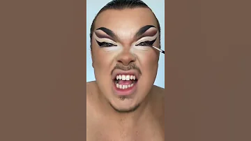 جنون رجل يضع المكياج Shorts 