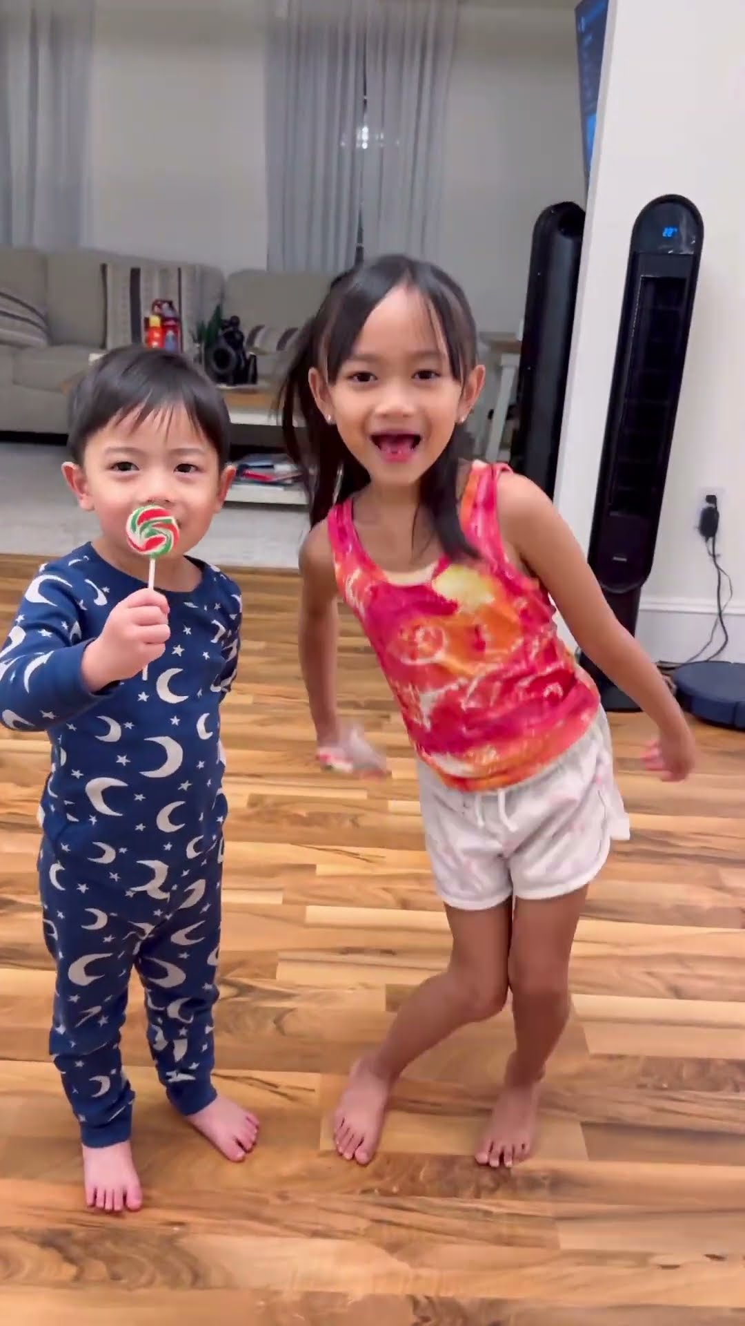 They are shocked with lollipop ???❤️???