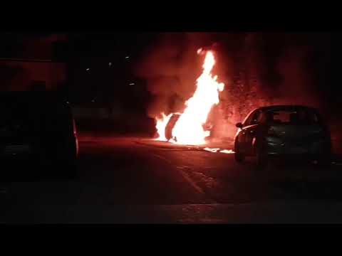 Auto a fuoco nella notte, sul rogo l’ombra dell’atto intimidatorio - Video Daniele Marino