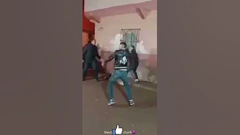 عاجل وخطير مواجهات رجال الشرطه من قبل شخصين بالسلاح الابيض 