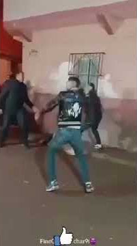 عاجل وخطير مواجهات رجال الشرطه من قبل شخصين بالسلاح الابيض