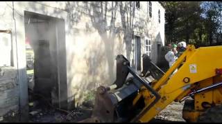 Arde una casa en Vilalba y buscan entre los escombros a sus tres habitantes