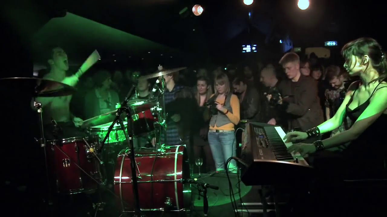 VIGGIE & VIKA - Live in Iceland 6/10 - Nine Inch Nails | Vkgoeswild piano cover