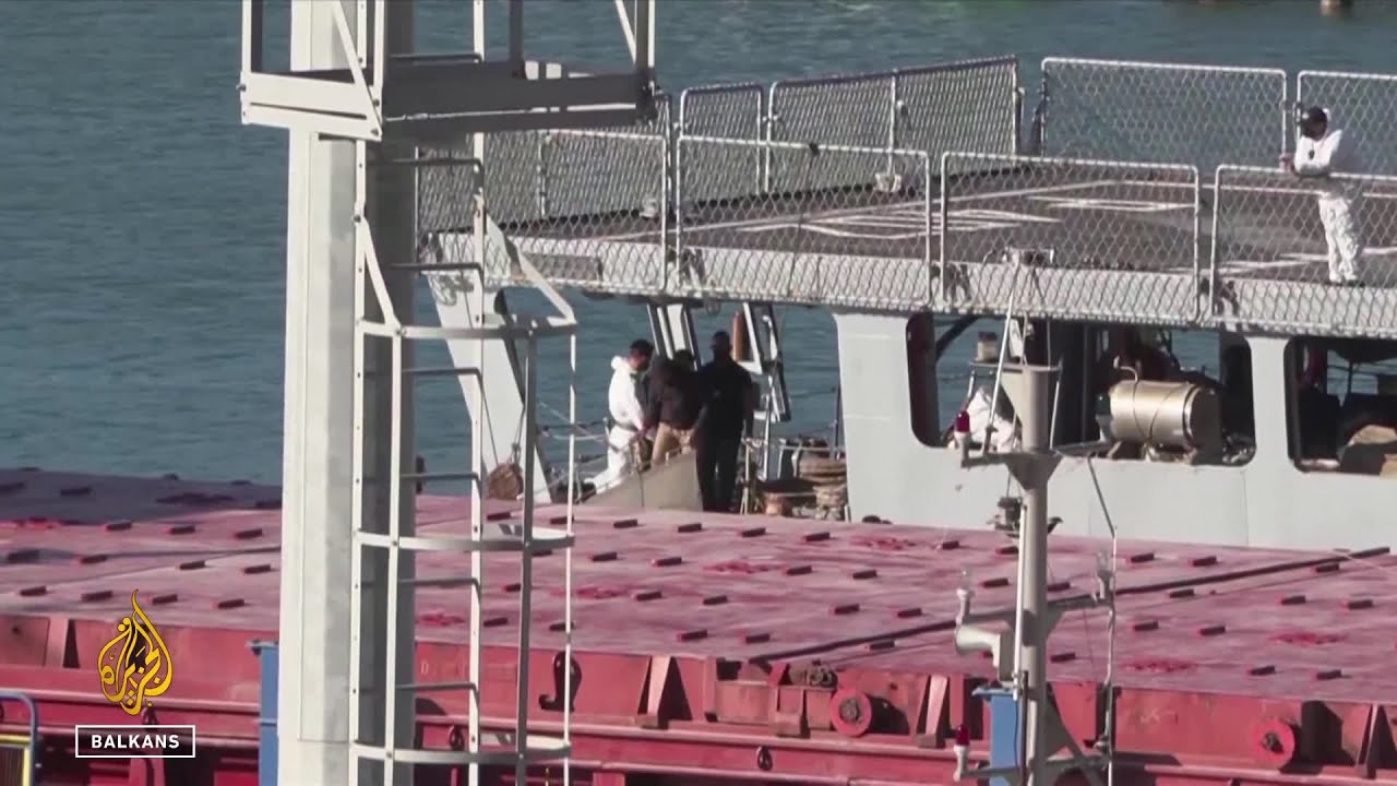 إيطاليا تنقل أول دفعة من المهاجرين إلى مركز في ألبانيا