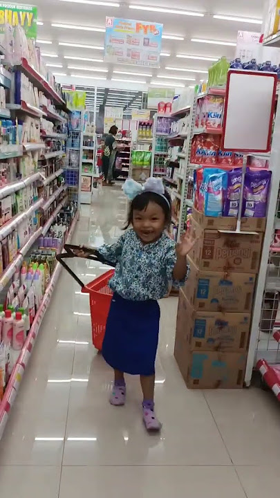 Rara Belanja Bersama Mama