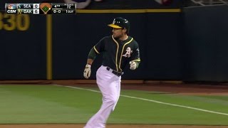 SEA@OAK: Fuld goes up the middle to score Semien