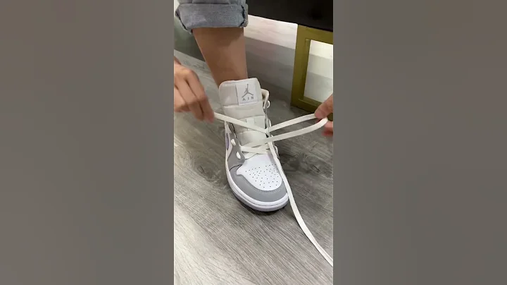 Hãy sáng tạo khi buộc dây để đôi Jordan 1 Mid Wolf Grey trông đẹp hơn nhé…