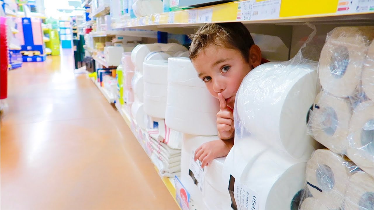 Cache-Cache dans un Magasin de Fournitures Scolaires !