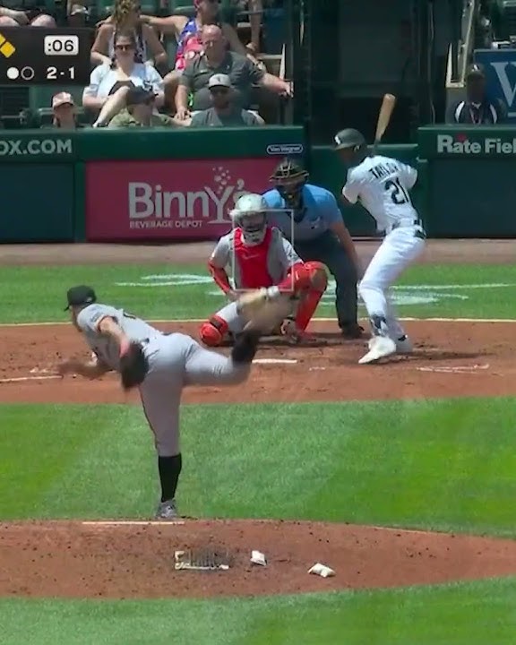 Jung Hoo Lee gets a tip of the cap from Justin Verlander!