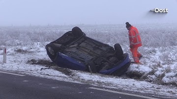 Auto glijdt van de weg bij Weerselo en belandt in sloot, weg voorlopig dicht