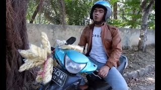 Tukang ojek terkuat dibumi jual kerupuk masih hangat // Mael lee bukan kaleng kaleng