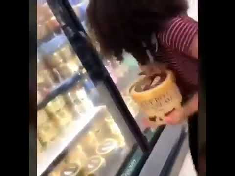 Mujer lame bote de helado y lo guarda en el refrigerador