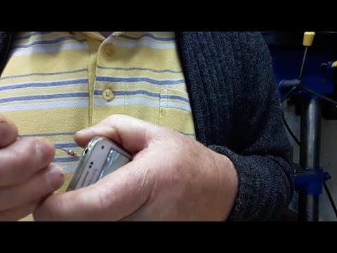 Video: Wie bekommt man einen abgebrochenen Stift aus einer Steckdose?